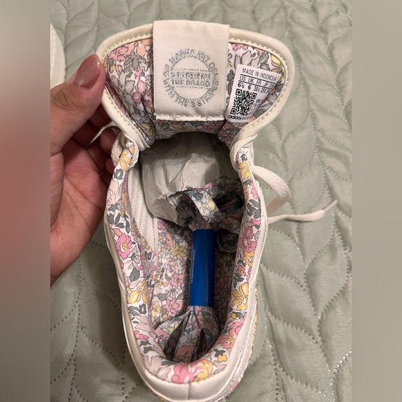 Converse Sneakers with Floral Details - Picture 6 of 8